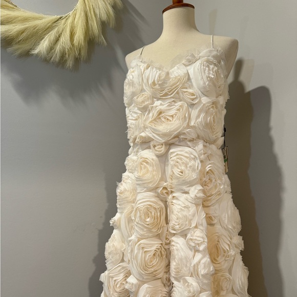 3D Cream Rose Marshmallow Dress/Laundry by Shelli Segal/size 8 - Picture 7 of 16